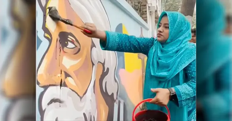 রবীন্দ্রনাথ ঠাকুরের ছবিতে কালি দিচ্ছেন এক নারী